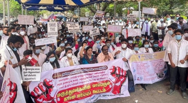 스리랑카 의학실험과학대학(College of Medical Laboratory Science)의 라비 쿰데쉬(Ravi Kumdesh) 총장은 “이것은 재난 상황”이라며, “정부가 긴급 의료 비상사태(medical state of emergency)를 선포하고, 국제적으로 인도적 지원을 호소할 것”을 요구했다. / 사진 : 의사들이 의료기기 등 긴급 공급 요구하는 시위, / 뉴스클릭닷컴 캡처