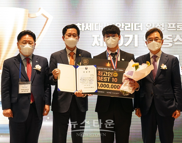순천향대학교가 ‘제10기 차세대 보안 리더 양성 프로그램(BoB; Best of the Best)’ 인증식에서 2명의 학생이 ‘최우수 인재 10인’에 선정됐다. 서성환(정보보호학과 18) 학생이 과학기술정보통신부 장관 명의 ‘Best10 인증서’와 함께 상금 1천만 원을 받았다.