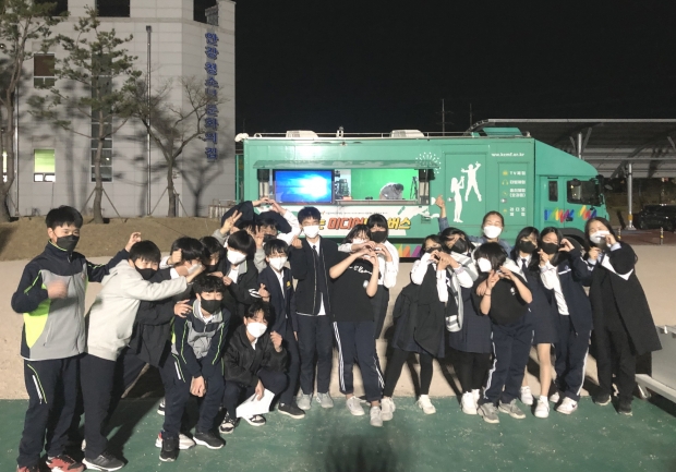 7일 진행된 청소년 진로직업체험활동 ‘찾아가는 미디어 나눔버스’ 프로그램에 참여한 학생들이 기념촬영을 하고 있다