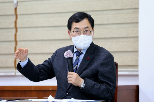 지난 11일 오전 주낙영 경주시장이 국·소·본부장회의를 개최한 자리에서 지역 주요 현안 사업에 대해 논의하고 있다
