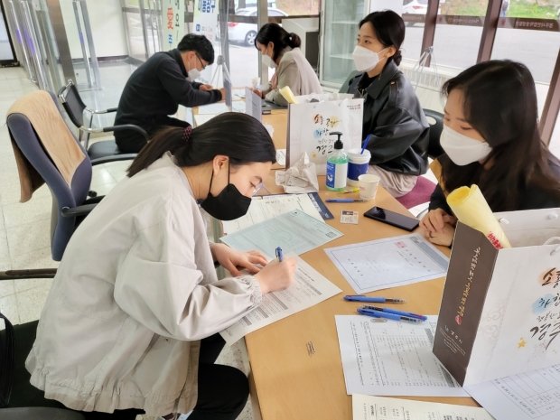 13일 경주시 연합학생 생활관에서 경주시가 ‘찾아가는 전입신고 이동창구’를 운영하고 있다