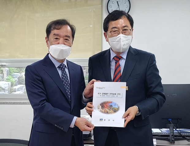 14일 오전 주낙영 경주시장이 서울 삼청동 대통령직인수위원회 별동 사무실을 찾아 김병준 지역특위 위원장과 지역 주요 현안 사업에 대해 논의하고 있다.