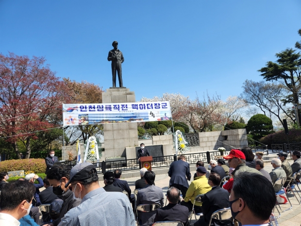 안상수 인천시장 예비후보가 기념사를 하고 있다.