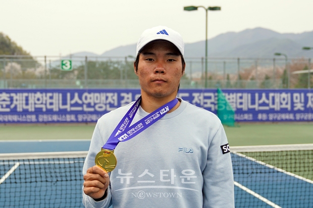 지난 4월 18일 ‘제76회 전국 춘계 대학 테니스 연맹전 및 2022년 전국 종별테니스대회’에서 순천향대학교 추석현(사회체육학과 3학년) 학생이 남자 단식 우승을 차지했다.