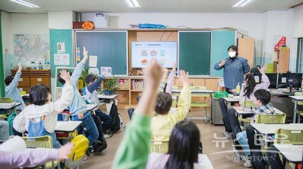 환경교육을 받고 있는 보라매초등학교 학생들 /사진 : 한화그룹