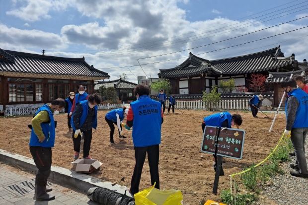 경주고도지구주민협의회에서는 15일 황리단길 내 유휴부지에서 아름다운 황남동 만들기 사업 일환으로 ‘우리동네 행복터’ 꽃밭을 조성하고 있다.