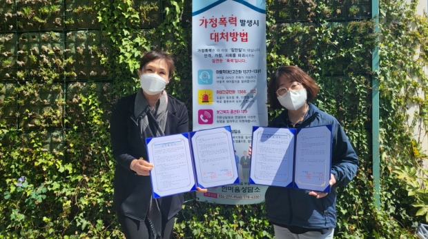 왼쪽부터 한마음상담소 배수현 소장 , 포항시 아동보호팀 이은주 팀장