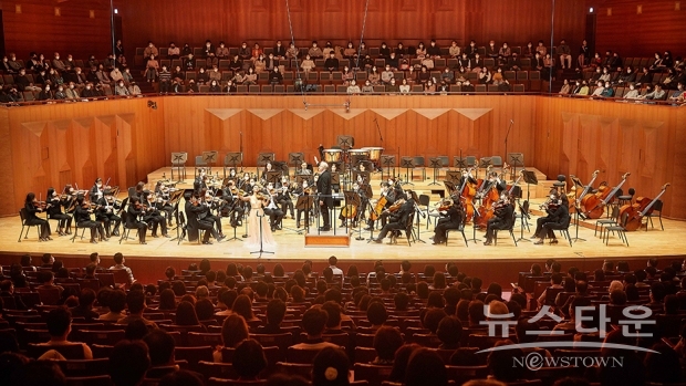4월 9일(토), 서울 예술의전당 콘서트홀에서 KBS교향악단 연주, 마르쿠스 슈텐츠 지휘, 바이올리니스트 카리사 추의 협연으로 진행된 '한화와 함께하는 2022 교향악축제'의 공연 모습