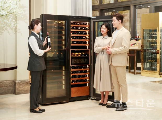 삼성전자 모델이 인천 운서동에 위치한 파라다이스시티 호텔에서 ‘비스포크 와인냉장고 인피니트 라인’과 ‘비스포크 큐브 에어’ 체험 공간을 소개하고 있다.
