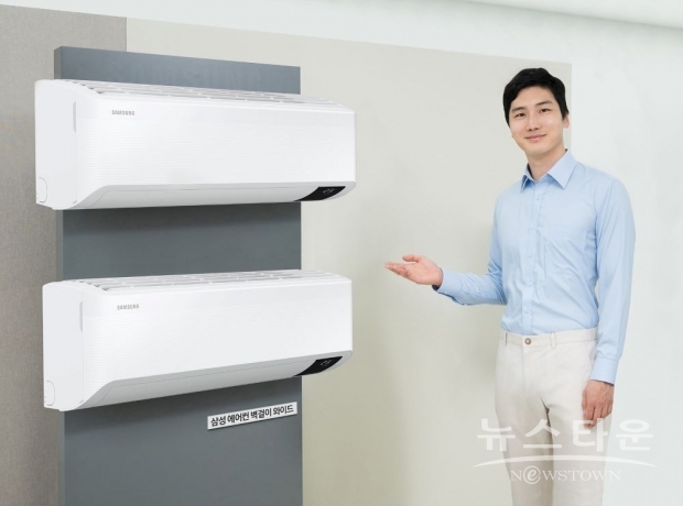 삼성전자가 한국에너지재단이 주관하는 ‘2022년 저소득층 에너지효율개선사업’ 냉방기기 보급 사업자로 선정되어, 에너지 취약계층 대상 벽걸이 에어컨 1만대를 공급한다. 삼성전자 모델이 공급 제품인 삼성 에어컨 ‘벽걸이 와이드’를 소개하고 있는 모습