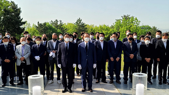 국민의힘 김해시장 후보로 최종 선택된 홍태용 후보는 충혼탑 참배로 일정을 시작했다