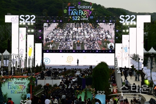 갤럭시 팬파티 522랜드 무대 행사 오프닝에서 참가자들이 직접 참여한 522 카드 섹션 전경. 파티의 기대감이 고조되는 모습