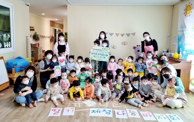 한성아이어린이집이 지난 5월 2일 현장학습으로 수확한 딸기를 이용해 직접 딸기청을 만들어 바자회를 통해 이웃 주민들에게 판매한 수익금 100만 원을 당진시에 기부했다.
