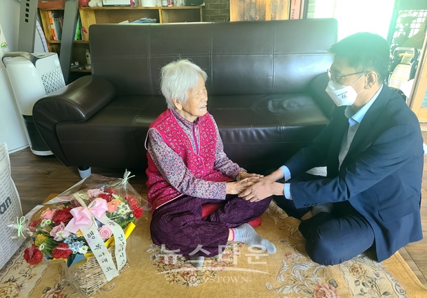 이태규 부시장이 지난 5월 3일 아산시 음봉면에 거주하는 이명순(여, 101세) 어르신 댁을 방문해 장수 축하 인사를 드리고 담소를 나눴다.
