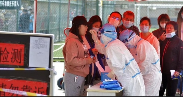 지난 달 일련의 재무 결과에 따르면, 중국의 몇몇 주요 코로나바이러스 검사 업체들은 1분기에 58%에서 190%에 이르는 엄청난 이익을 기록했다. / 사진 : 유튜브 캡처