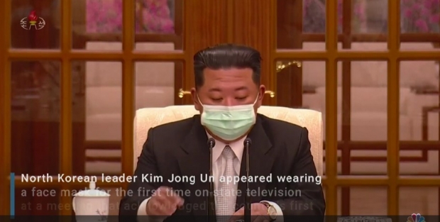 김정은 국무위원장은 “4월 말부터 원인을 알 수 없는 열병이 전국적 범위에서 폭발적으로 전파 확대되어 짧은 기간에 35만 여명의 유열자(발열자)가 나왔으며, 그 가운데 16만 2천 200명이 완치됐다”는 보고를 받았다고 조선중앙통신이 전했다.  / 사진 : 미국 NBC뉴스 비디오 화면 캡처