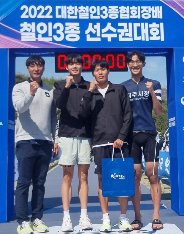 경주시청 트라이애슬론팀 모습(왼쪽부터 신진섭 감독, 서광재 선수, 권민호 선수, 김재민 선수)