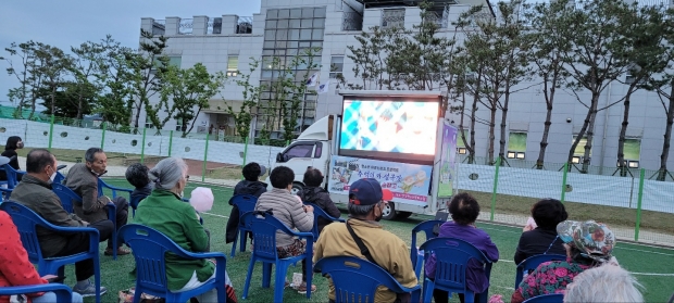 경주 북경주지역 어르신들이 14일 안강청소년문화의집 풋살구장에 마련된 추억의 가설극장에서 영화를 관람하고 있다.