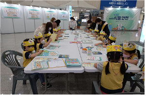 ​식품안전주간(5월 7일 ~ 21일, 2주간)을 맞아 인천시청 중앙홀에 마련된 ‘식품안전 전시관(5월 12일 ~ 19일, 6일간)’에서 어린이들이 놀이를 통해 식품안전에 대한 체험활동을 하고 있다.​