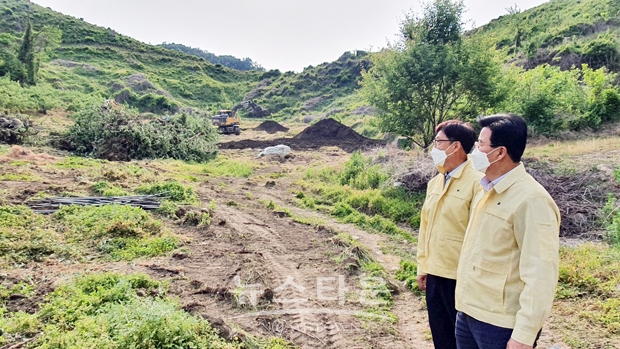 김두환 충주시장 권한대행이 5월 20일 오전 충주시농업기술센터에 설치한 과수화상병 현장 진단실을 찾아 과수화상병 신속 대응 현황과 발생 과원의 매몰 진행 상황을 확인하고 추가 확산 차단을 위해 총력을 다해 달라고 당부했다.