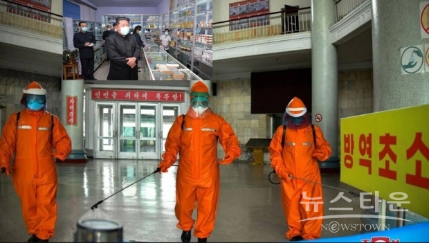 CNN 등 외신들은 이 대규모 열병식이 전염병 확산을 위한 완벽한 “페트리 접시(Petri plate)”가 됐다고 입을 모았다. 아마도 그 ‘열병식은 북한에 있어 흑역사의 대표’가 될 것이다.