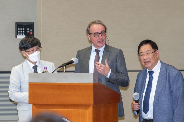 지난 23일 인하대에서 열린 보건대학원-정책대학원 국제컨퍼런스에서 마르쿠스 그무어 박사가 21세기 비영리조직의 질적 경영 전문성 강화를 주제로 강연하고 있다.