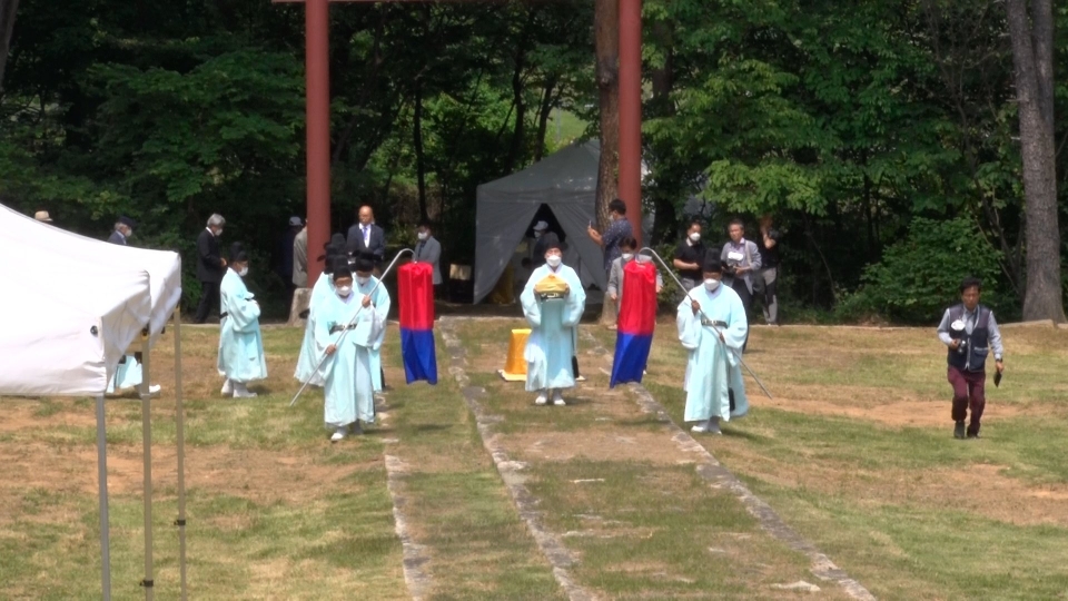 종약원과 숭모회 관계자들이 제376주기 소경원 기신제를 봉행하는 모습. dailiantv