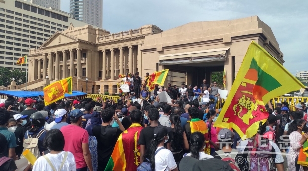2022년 4월 13일 스리랑카 대통령 비서실 앞 반정부 시위 / 사진 : 위키피디아