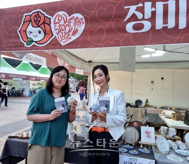 공예도자작가 김은숙 겔러리유 대표(좌측)와 이선율 박사(우측)