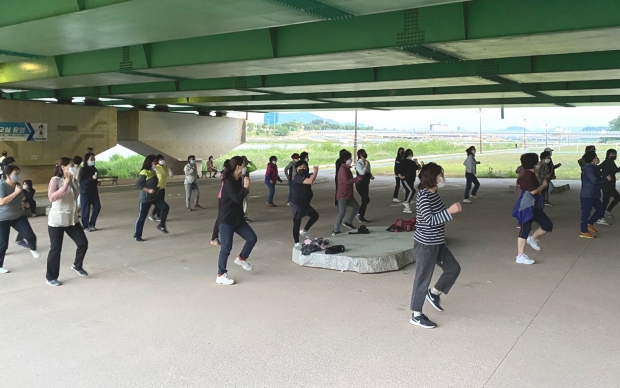댄스스포츠 교실 진행 모습