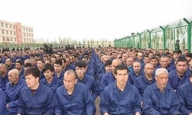 신장위구르 롭(Lop)현에 위치한 재교육 수용소에 수감된 수감자들이 ‘탈(脫)급진화(de-radicalization)’ 이야기를 듣고 있다. 이들의 운명은 ?  / 사진 : 위키피디아