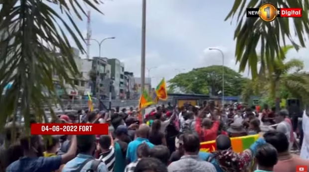 로이터통신 7일 보도에 따르면,　위크라마싱하 총리는 의회에서 연료 수입을 위해 33억 달러, 식료품을 위해 9억 달러, 조리용 가스를 위해 2억 5000만 달러, 비료를 위해 6억 달러가 올해 추가로 필요하다고 말했다. / 사진 : 물가 상승과 생활고 타개 요구 스리랑카 시위대 / 뉴스사이트 비디오 캡처