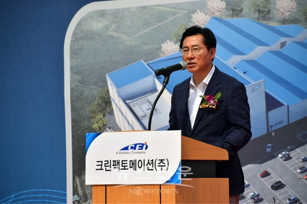 박경귀 민선8기 아산시장 당선인이 지난 6월 8일 아산시 음봉면 원남리에 소재한 크린팩토메이션 아산공장 착공식에 참석했다. 박 당선인은 기업의 사회적 책임을 강조하며 아산에 투자한 기업들을 위해 행정적 지원을 아끼지 않겠다고 밝혔다.