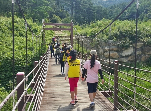 경주시가 문화체육관광부 주관 ‘종교문화여행 치유 순례 프로그램 지원 사업’에 선정됐다. 사진은 지역 종교문화 유산 답사 모습.