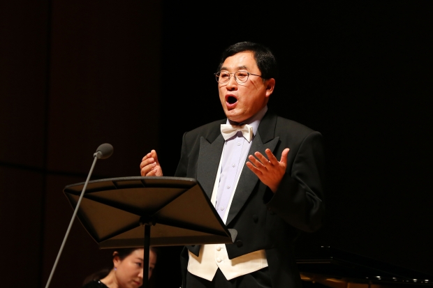 주낙영 경주시장이 14일 경주예당에서 열린 ‘2022 한국가곡의 밤’의 특별 초청가수로 깜짝 등장해 목련화를 열창하고 있다
