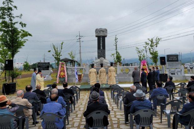 경주시 외동읍행정복지센터는 임진왜란 430주기를 맞아 15일 공신 44위의 후손들과 숭모회 회원 등 60여 명이 참석한 가운데 외동호국공산에서 추모대제를 봉행하고 있다.