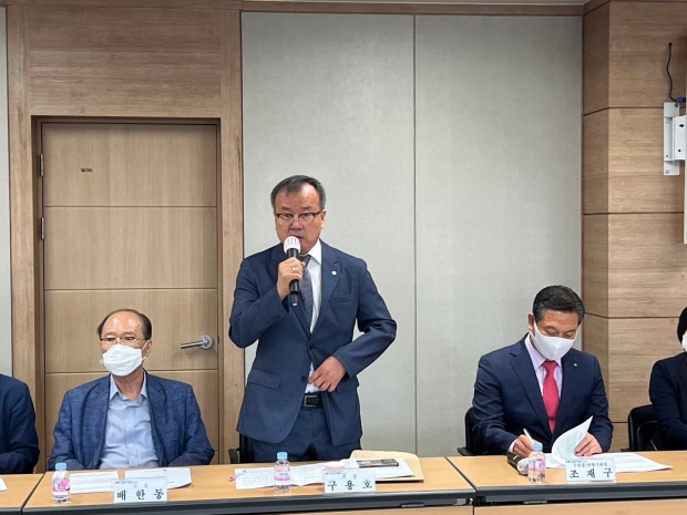 ▲민주평화통일자문회의 대구남구협의회 구용호 회장이 2분기 정기회의 개최 인사말을하고 있는 모습이다.