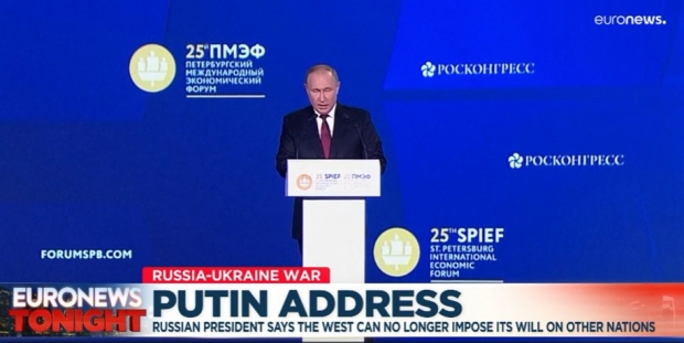 푸틴은 이 연설에서 “미국은 냉전에 승리했을 때, 자신들은 지상에서 신의 대리인이며 아무런 책임도 지지 않고 국익만을 가진 국민이라고 선언했다. 그리고 이러한 국익은 신성한 것이라고 지적했다. 국익은 신성한 것이라고 선언했다”고 지적했다. / 사진 : 유로뉴스 비디오 캡처