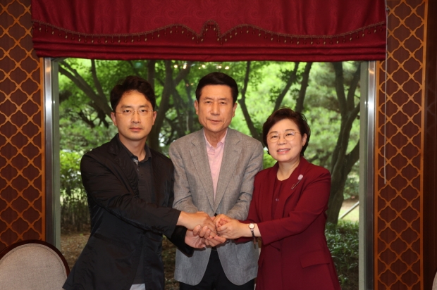 좌측부터 김병욱 국회의원, 이강덕 포항시장, 김정재 국회의원