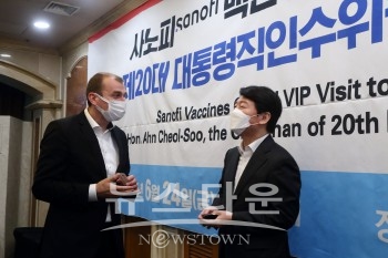 사노피 장 프랑소와 투싼수석 부회장과 안철수 위원장이 대화하는 모습.