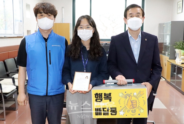 ‘칭찬하면 행복배달통(通)이 간다’의 6월 주인공으로 문화동행정복지센터에서 환경업무를 담당하는 권순지 주무관(행정 9급, 29세)을 선정하고 칭찬 배달통을 전달했다.