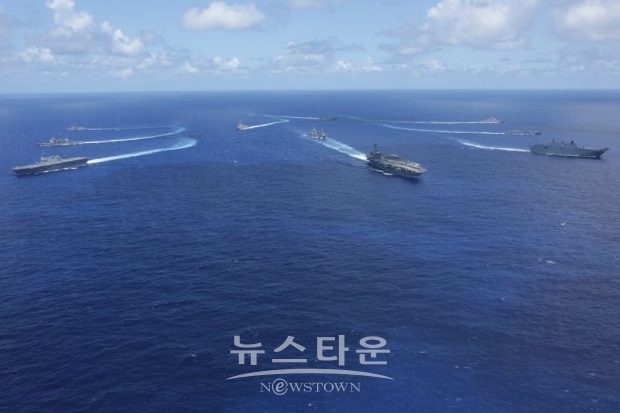 환태평양(림팩)훈련에 참가하기 위해 모이는 미국, 일본, 호주 군함 (출처:림팩)