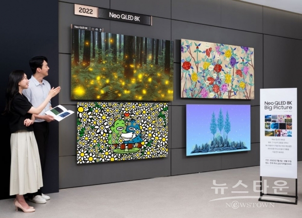 삼성전자 모델이 서울 대치동에 위치한 삼성 디지털프라자 대치본점에서 Neo QLED 8K를 통해 8K 화질의 디지털 작품을 감상하고 있다. 작품은 왼쪽 위부터 시계방향으로 이정록 작가의 ‘Nabi 30’, 김근중 작가의 ‘Natural Being 843’, 정영환 작가의 ‘Just gazing-resting’, 요요진 작가의 ‘Hug our trees’. / 사진 : 삼성전자