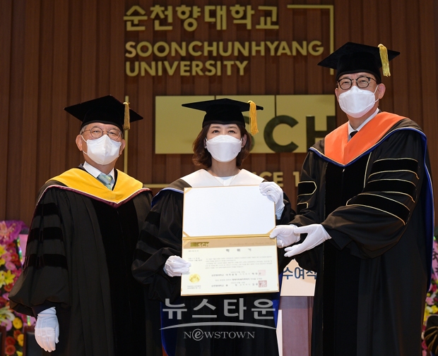 순천향대학교가 7월 4일 오후 3시 교내 대강당에서 나경원 전(前) 자유한국당 원내대표에게 명예 사회복지학박사 학위를 수여했다.