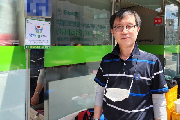 경주시 정신건강복지센터와 업무협약을 체결한 지역 농약사가 ‘생명사랑 농약사’ 현판을 단 모습.