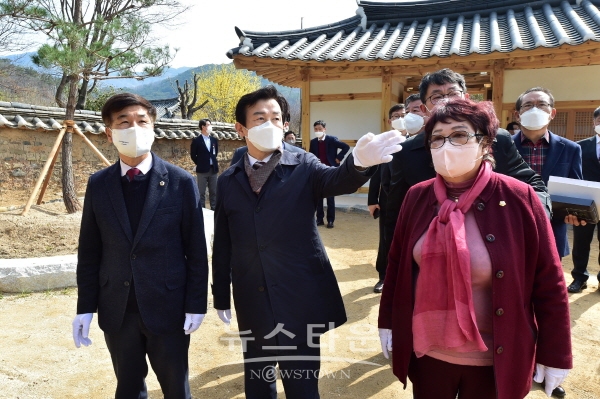 지수면 관광테마마을 한옥 리모델링 준공식 현장을 방문한 조규일 시장