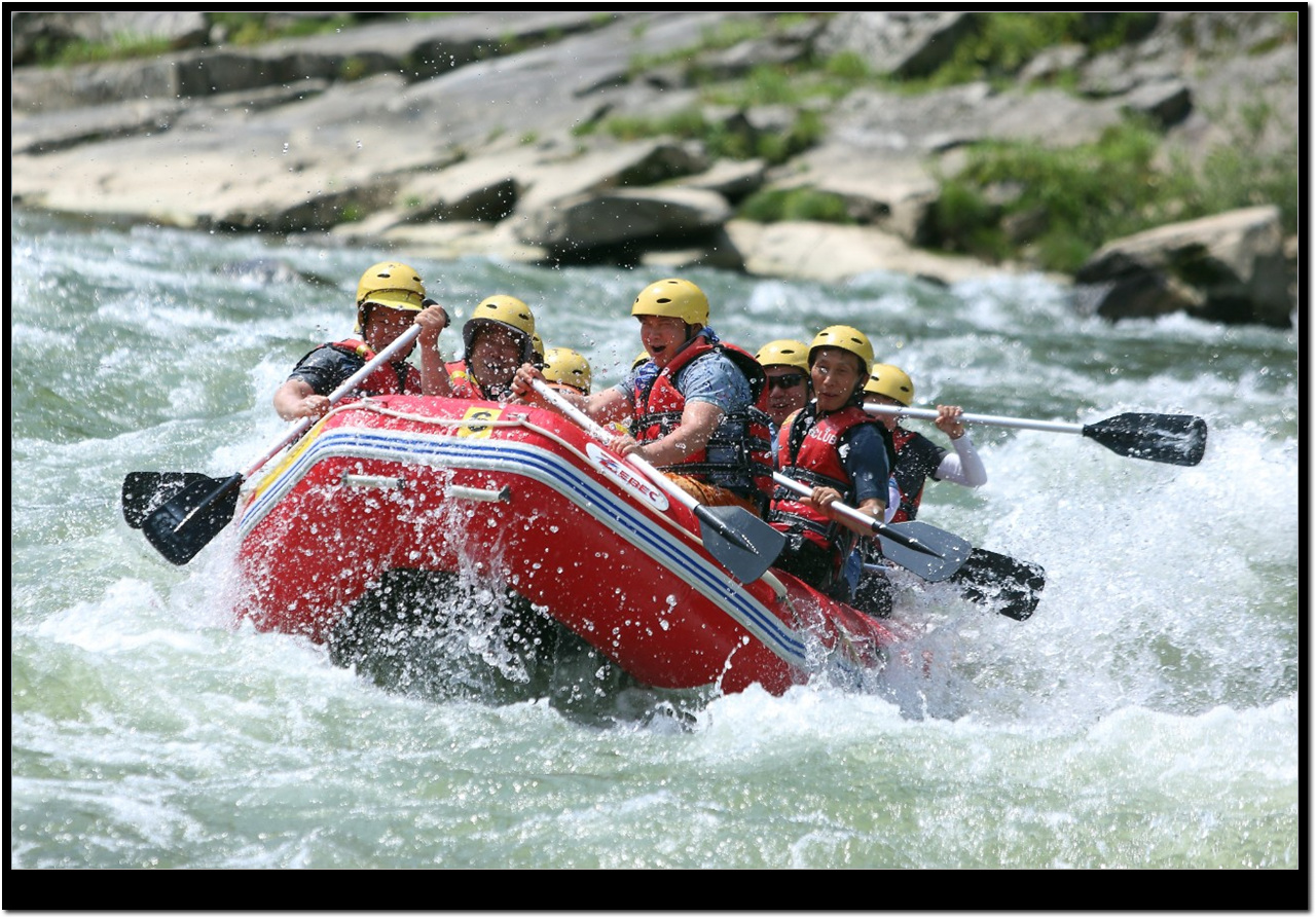 인제 내린천에서 레프팅을 즐기는 사람들