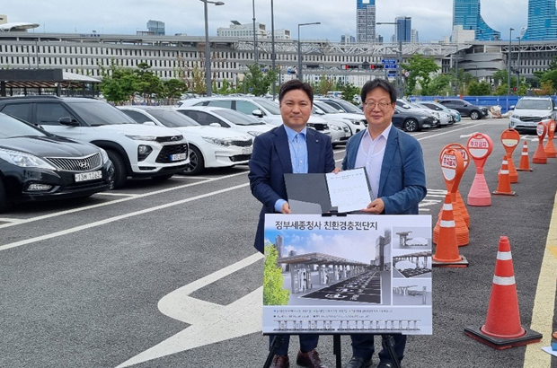 휴맥스모빌리티 오영현 공동대표, 오른쪽 행정안전부 조소연 정부청사관리본부장
