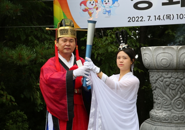 제60회 경북도민체육대회를 밝혀줄 성화가 14일 오전 호국의 영산인 경주 토함산에서 채화되고 있다