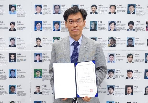 제32회 과학기술우수논문상을 수상한 구원철 인하대학교 조선해양공학과 교수가 기념촬영을 하고 있다.